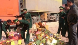 Bắt giữ gần 400kg pháo lậu trên cabin xe container